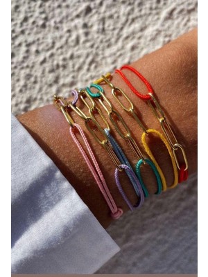 Kırmızı Ip Bileklik – Ataç Zincir Detaylı, Şans ve Stil Simgesi, Ayarlanabilir Unisex Tasarım