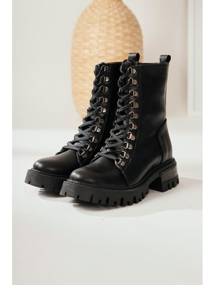 Suzette Siyah Bağcıklı Kalın Tabanlı Bot