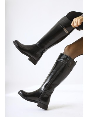 Kanako Siyah Rugan Aksesuarlı Fermuarlı Kısa Topuklu Çizme