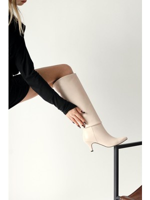 Milika Ekru Sivri Burunlu Kısa Topuklu Çekme Çizme
