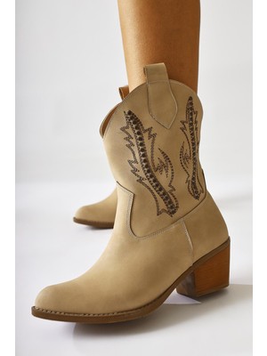 Fiza Krem Sivri Burunlu Nakışlı Zımba Detaylı Western Bot