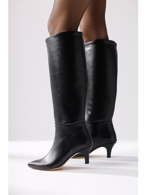 Milika Siyah Sivri Burunlu Kısa Topuklu Çekme Çizme