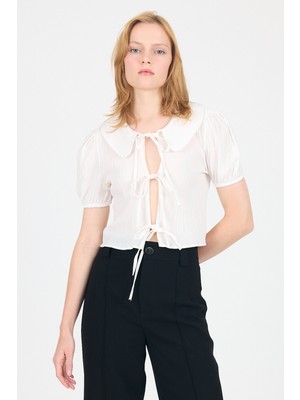 Beyaz Bağlama Detaylı Bebe Yaka Crop Bluz 8064