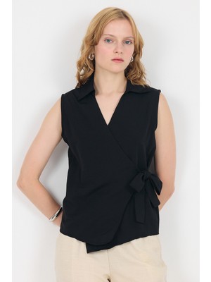Siyah Yan Bağlama Detaylı Kolsuz Kruvaze Bluz 8047