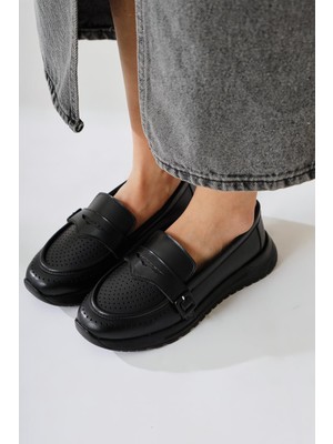Zain Siyah Lazer Delikli Toka Detaylı Babet