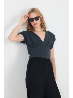 Füme V Yaka Vatkalı Büzgü Detaylı Kısa Kollu Bluz 4227A