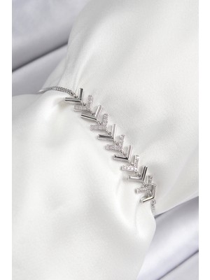 Pirinç Zirkon Taşlı Sıralı Ok Model Gümüş Renk Asansörlü Kadın Bileklik - EBJ250726W36660