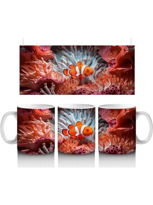 Mercanlar Arasında Yüzen Palyaço Balığı – Baskılı Kahve Kupası