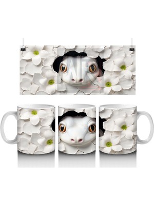 Beyaz Çiçekler Arasında Tarsier – Baskılı Kahve Kupası