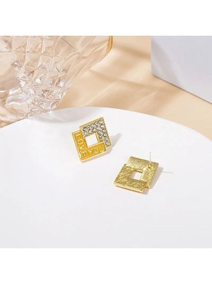 Şıklığınızı Tamamlayacak Love You Yazılı Taşlı Küpe