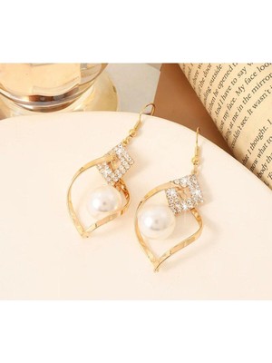 Zarif Zirkon ve Inci Detaylı Kadın Küpe