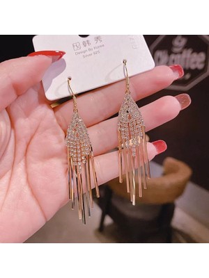 Şık Taşlı Küpe ile Göz Alıcı Görünüm