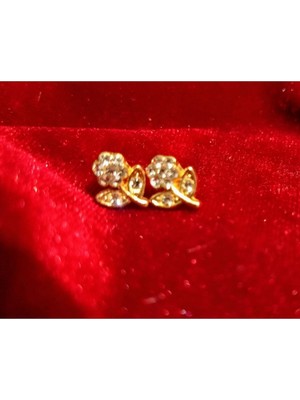 Zarif Taşlı Çiçek Model Küpe ile Şıklığınızı Tamamlayın