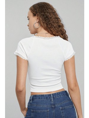 Kadın Beyaz Göğsü ve Kolları Dantelli Fiyonklu Kısa Kol Crop Top Bluz