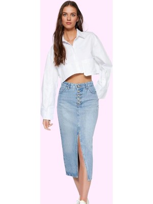 Kadın Midi Boy Denim Etek Rengiyle Şıklığı Yakalayın Günlük Kombinler Yaz Aylarının Vazgeçilmezi