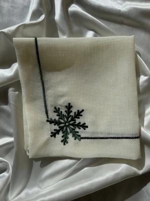 Kar Tanesi Nakışlı Peçete – Yılbaşı ve Kış Temalı Sofralar Için Zarif Tasarım