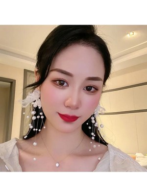 Zarif Beyaz Fiyonik Incili Küpe ile Şıklığınızı Yükseltin