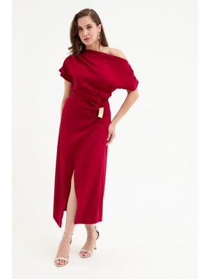 Lafaba Kadın Bordo Midi Elbise Asimetrik Yaka Gold Aksesuar Detaylı Klasik Stil Sütun Silüet