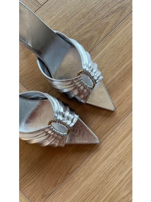 Sivri Burun Gümüş Topuklu Ayakkabı