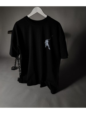  Astronot Baskılı Unisex Oversize Tişört – Uzayda Parçalanış Tasarımı