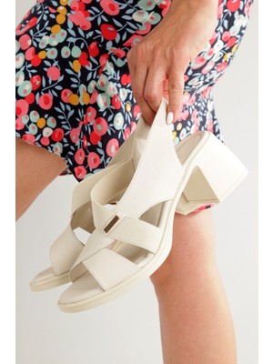 Madleen Kırık Beyaz Bej Rengi Hakiki Deri Ayakkabı Kısa Topuklu Sandalet