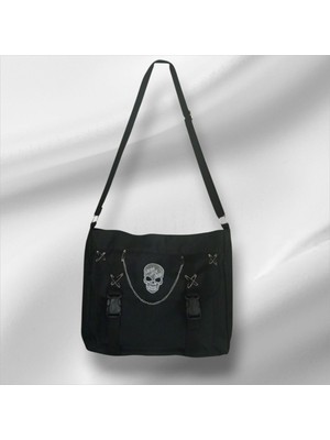 Gothic Tarzında Şık Siyah Postacı Çantası, Modern ve Rahat Kullanım Için Ideal.