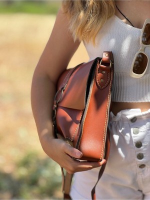 Kahverengi Deri Postacı Kol Çantası, Şık ve Kullanışlı Tasarım