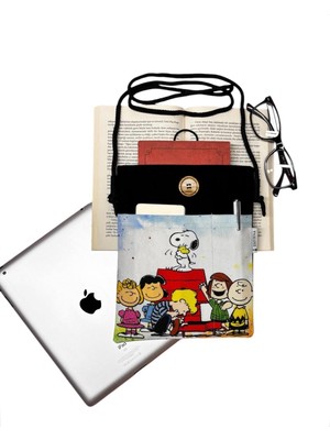 Siyah Askılı Kitap ve Tablet Çantası, Şık ve Kullanışlı Kılıf Tasarımı