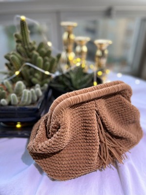 Kahverengi Şık ve Kullanışlı Öğrenci Çantası, Rahat Taşıma Imkanıyla.