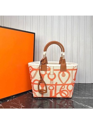 Şık ve Kaliteli Tasarım Kadın El ve Omuz Çantası, Metalik Detaylar ile Tarzınıza Zarafet Katın