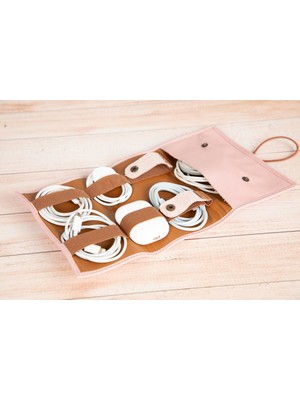 El Yapımı Pembe Deri Kablo Düzenleyici, Şık ve Kullanışlı Saklama Çözümü