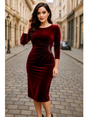 Kadın Uzun Kollu Yakası Açık Yanlardan Büzgülü Taş Detaylı Midi Kadife Elbise