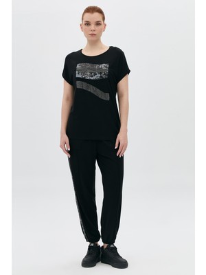 Sırt Detaylı Payet Üzeri Baskılı Taşlı T-Shirt