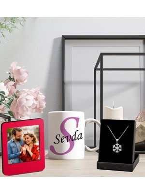 Kişiye Özel Baş Harf Isim Pembe Tasarımlı Kupa ve Resimli Kırmızı Çerçeve ve Kartanesi Figürlü Kolye