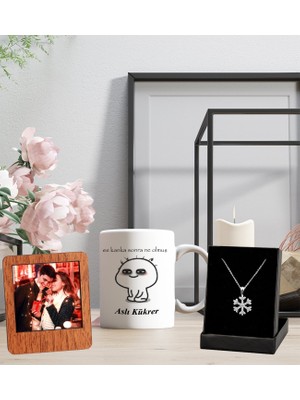 Kişiye Özel Meraklı Isim Soyisim Tasarımlı Kupa Bardak Resimli Ahşap Kahve Çerçeve ve Kartanesi Kolye Set.