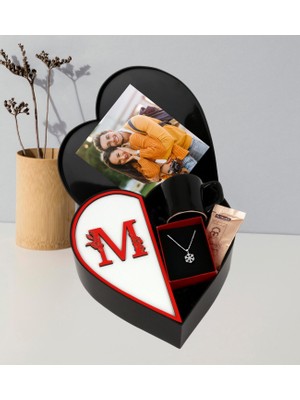 Kişiye Özel Kalpli Kutu Baş Harf Tasarımlı Kalp Kutu ve Peluş Ayıcık Anahtarlık Çerceve ve Kartanesi Kolye (Kırmızı-Beyaz)