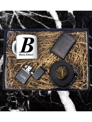 Kişiye Özel Premium Baş Harf ve Isim Soyisim Tasarımlı Kupa Bardak Mekanizmalı Cüzdan Kemer Çakmak Özel Hediye Set