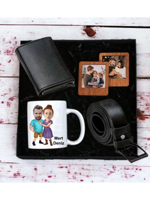 Kişiye Özel Sevgil 4i Karikatür Tasarımlı Kupa Bardak Erkek Mekanizmalı Cüzdan Kemer 2'li Ahşap Mdf Kahverengi Çerçeve