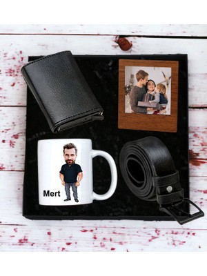 Kişiye Özel Erkek Karikatür Tasarımlı Kupa Bardak Erkek Mekanizmalı Cüzdan Kemer Ahşap Mdf Siyah Çerçeve