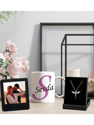 Kişiye Özel Pembe Baş Harf ve Isim Tasarımlı Kupa Bardak ve Resimli Siyah Çerçeve Melek Figürlü Kolye