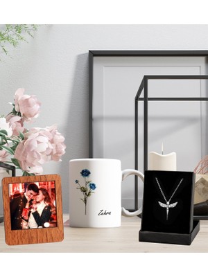 Kişiye Özel Isim Tasarımlı Kupa Bardak ve Resimli Ahşap Kahve Çerçeve Melek Figürlü Kolye