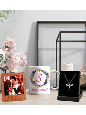 Kişiye Özel Baş Harf ve Isim Soyisim Tasarımlı Kupa Bardak ve Resimli Ahşap Kahve Çerçeve Melek Figürlü Kolye