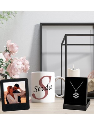 Kişiye Özel Baş Harf ve Isim Tasarımlı Kupa Bardak ve Resimli Siyah Çerçeve Kartanesi Kolye