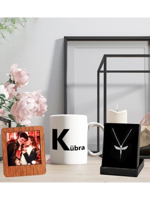 Kişiye Özel Isim Tasarımlı Kupa Bardak ve Resimli Ahşap Kahve Çerçeve Melek Figürlü Kolye