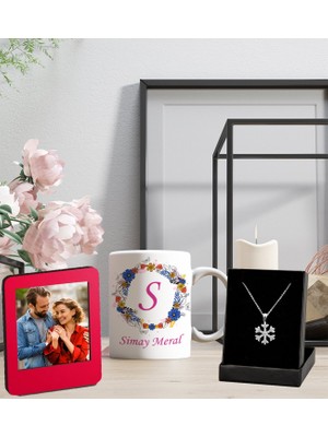 Kişiye Özel Baş Harf ve Isim Soyisim Tasarımlı Kupa ve Resimli Kırmızı Çerçeve ve Kartanesi Figürlü Kolye