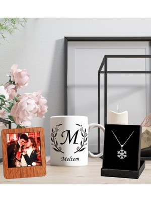Kişiye Özel Baş Harf ve Isim Tasarımlı Kupa Bardak Resimli Ahşap Kahve Çerçeve ve Kartanesi Kolye Set.