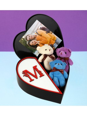 Kişiye Özel Kalpli Kutu Baş Harf Tasarımlı Kalp Kutu ve Peluş Ayıcık Anahtarlık Buketi (Kırmızı-Beyaz)