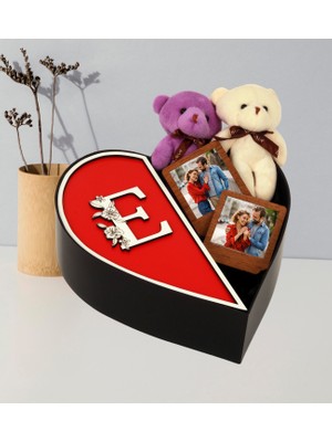 Kişiye Özel Kalpli Kutu Aynalı Pleksi Baş Harf Tasarımlı Kalp Kutu ve Çift Peluş Ayıcık Anahtarlık Çerçeve (Kırmızı-Gümüş)