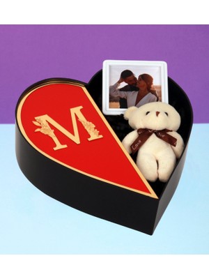 Kişiye Özel Pleksi Baş Harf Tasarımlı Kalp Kutu ve Peluş Ayıcık Anahtarlık Çerçeve Sevgiliye Özel (Kırmızı-Altın)