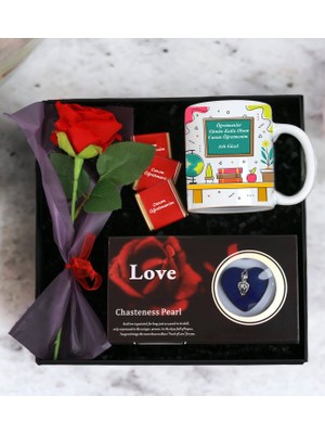 Kişiye Özel Öğretmenler Günü Tasarımlı Kupa Bardak Istiridye Kolye Madlen Çikolata ve Gül Demeti Seti (Beyaz)